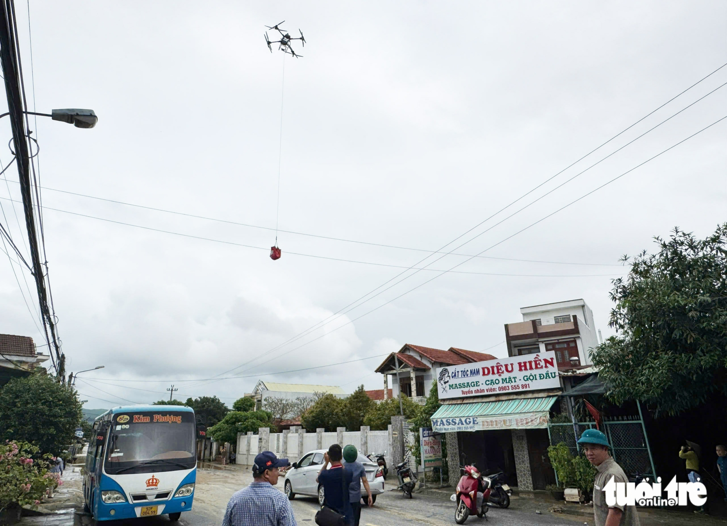 无人机运送救援物资到洪水中心区,令人耳目一新