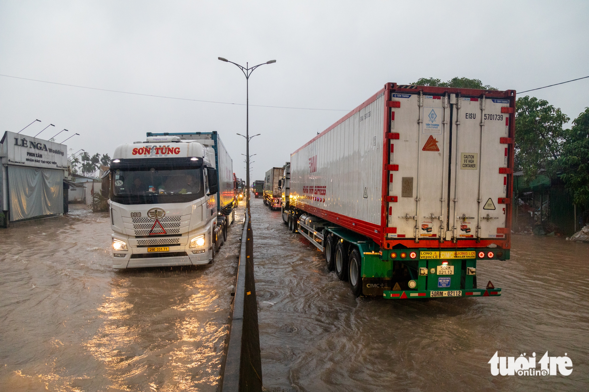 顺化市洪水：国道1号路积水深达65厘米，卡车排长队数公里通过积水点