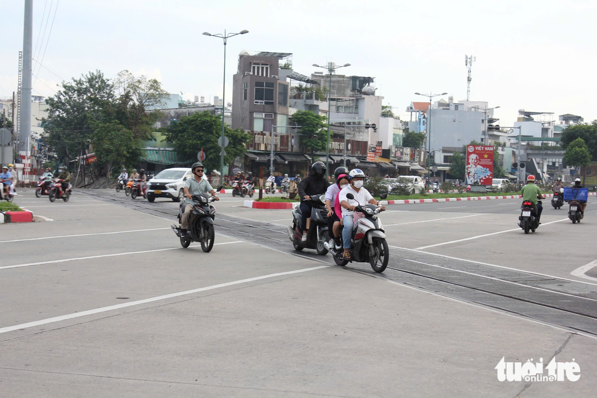 明知危险却仍横穿铁路，只因……方便