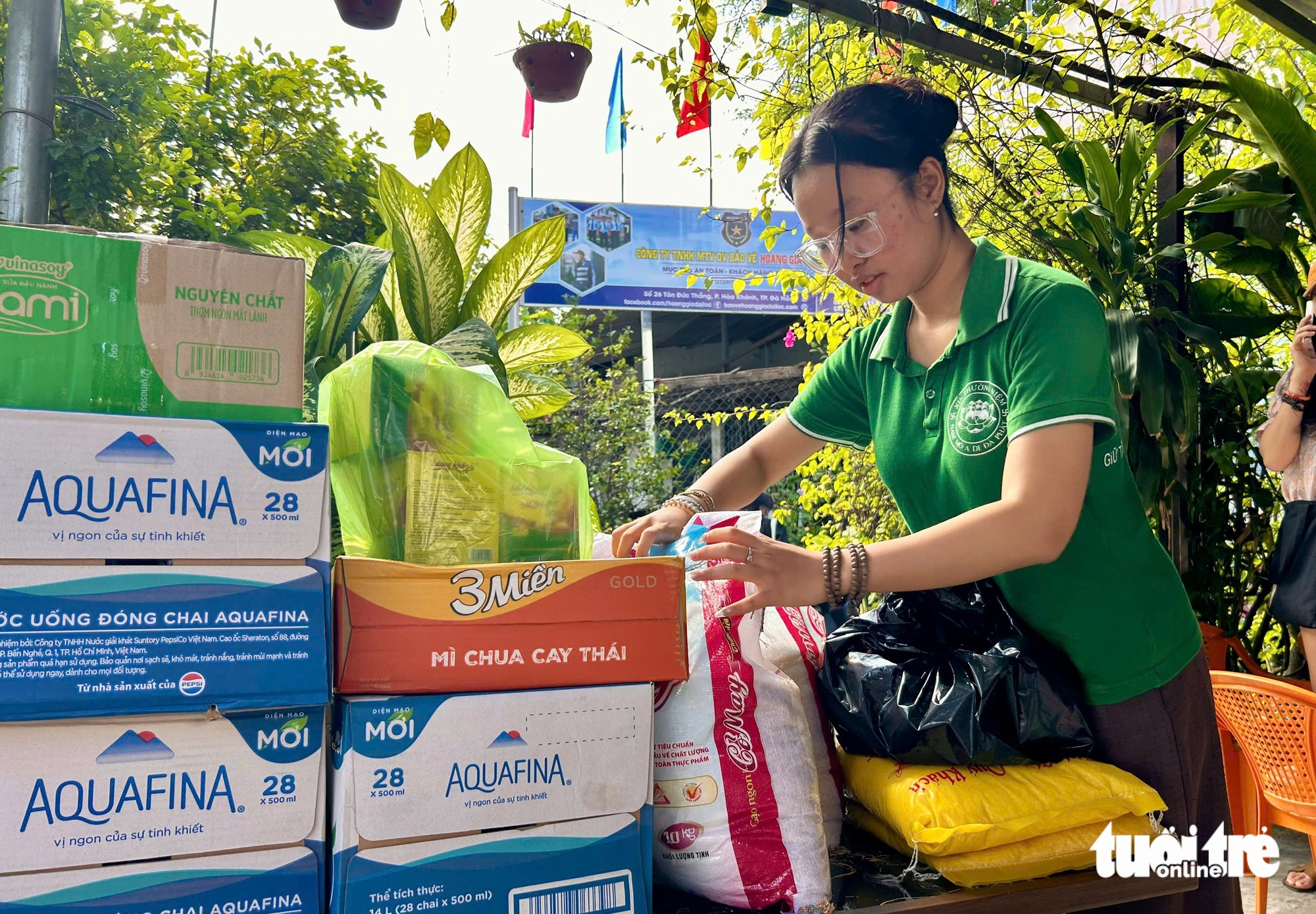 岘港市民寄送数吨必需品援助北部洪水灾区同胞