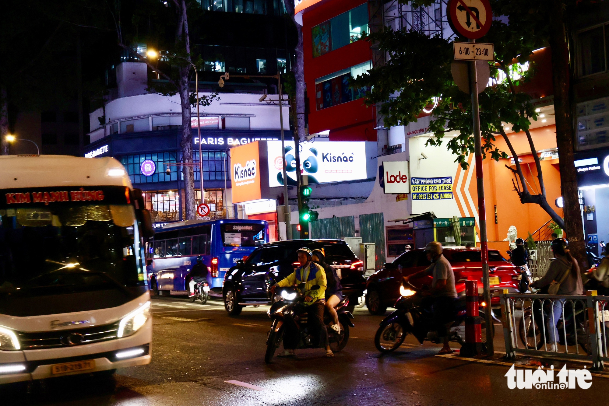许多摩托车骑手无视胡志明市中心的禁止左转和右转标志