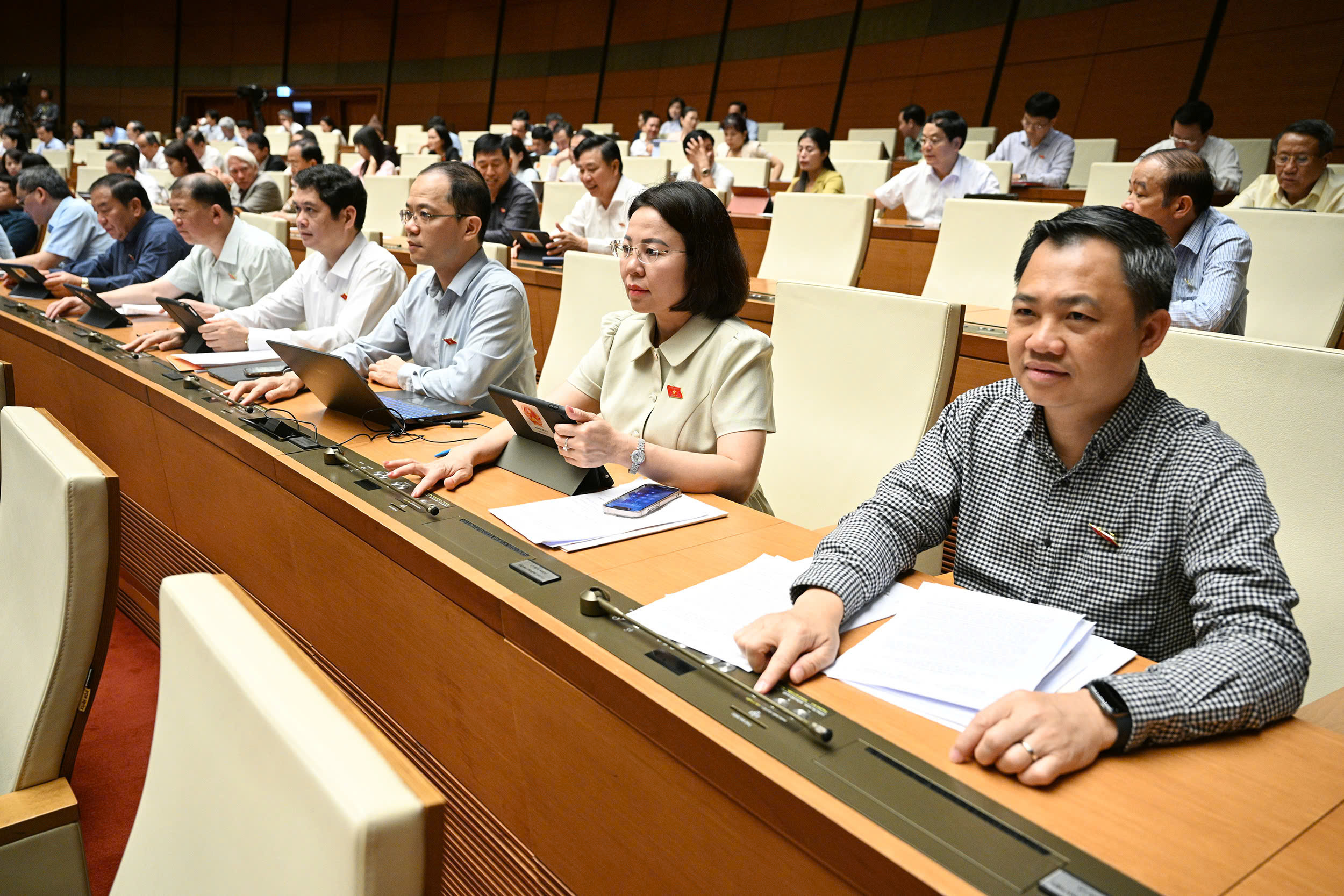 6月9日上午新闻：国会就教师法案草案提出意见；APAX欠社保近62亿越南盾