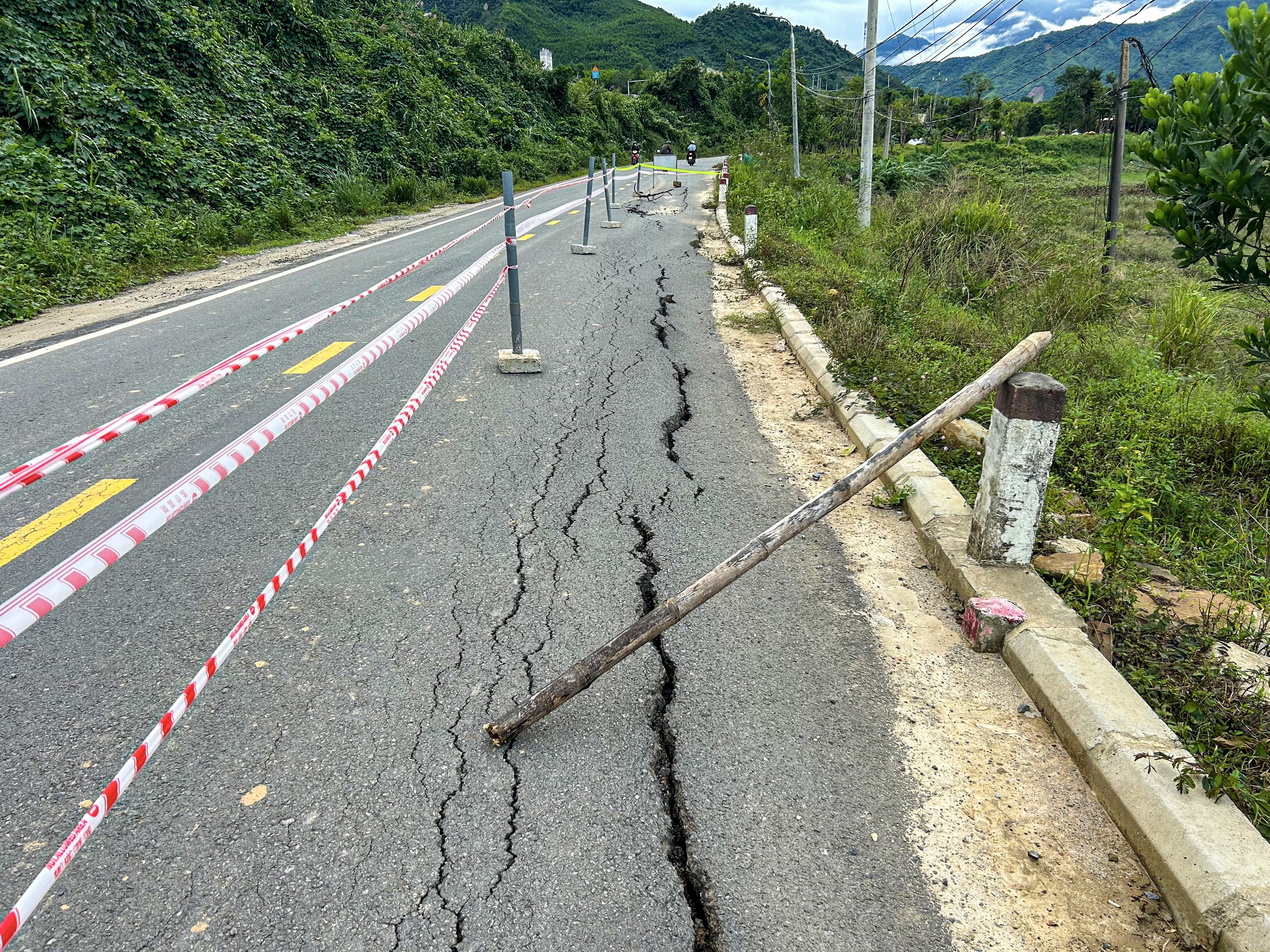 拉山-绥联高速公路下方道路出现大裂缝