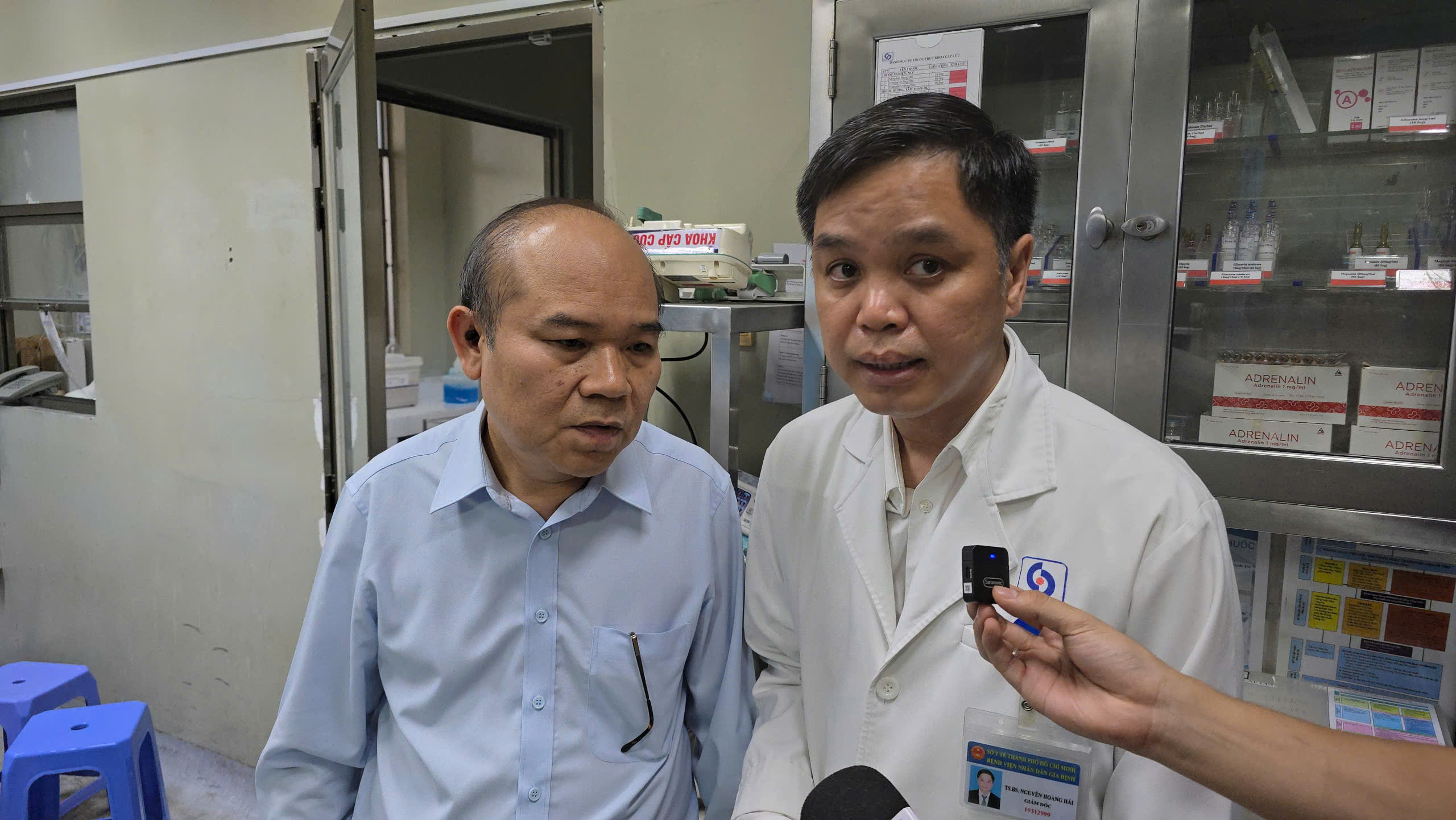 胡志明市人民委员会副主席陈文七探望蜗牛粉店火灾受伤受害者