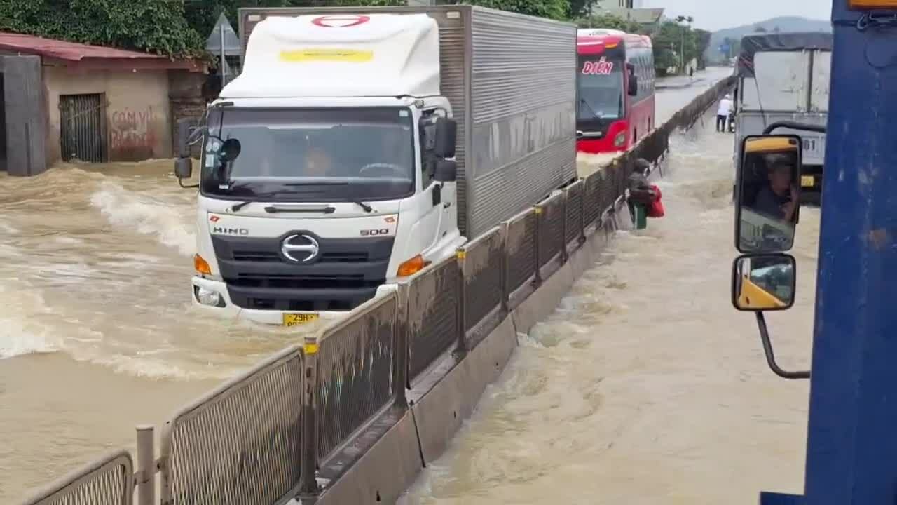 清化省多条国道被洪水淹没