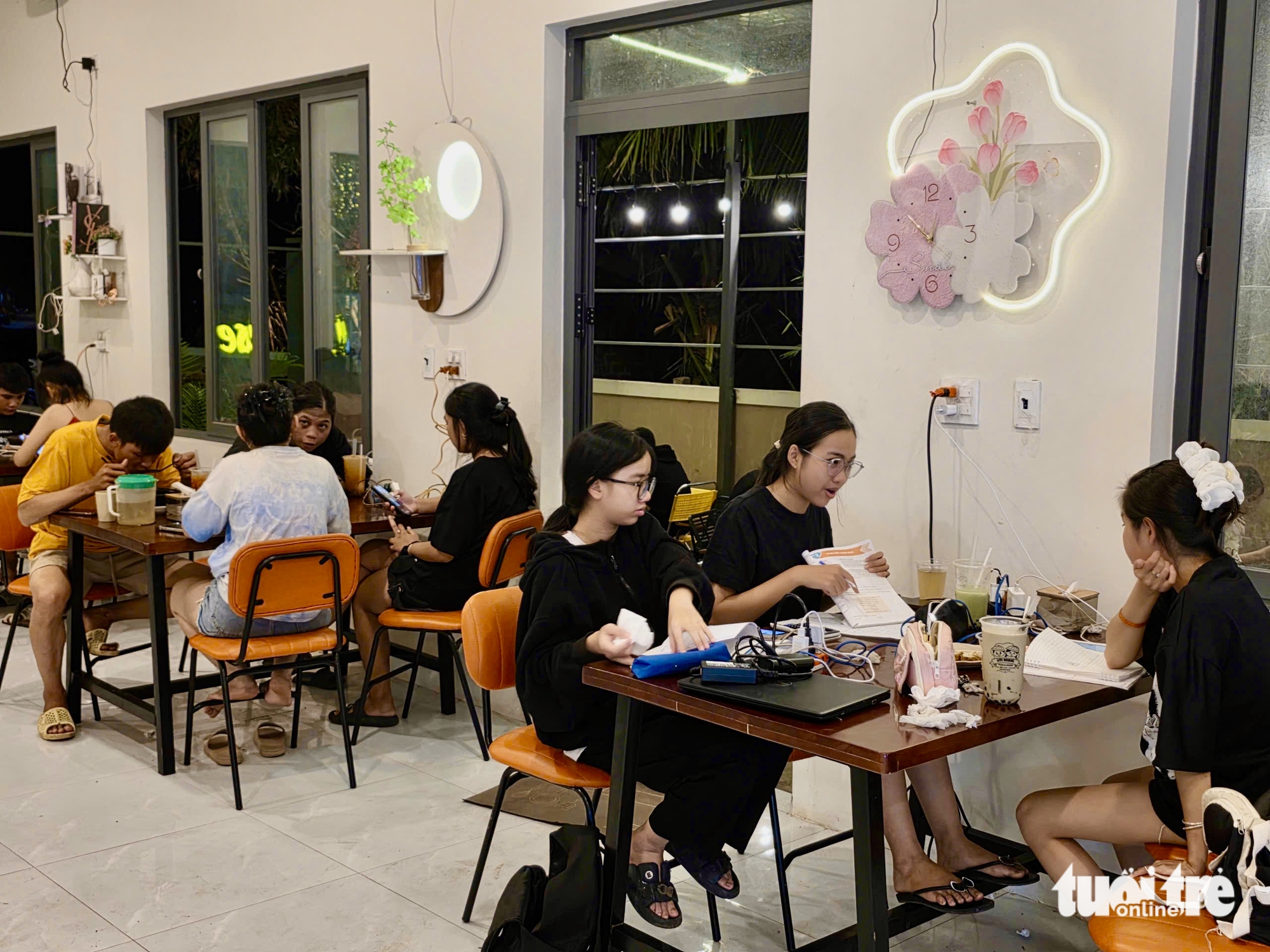 达乐省东部台风区居民应对停电的各种生活方式