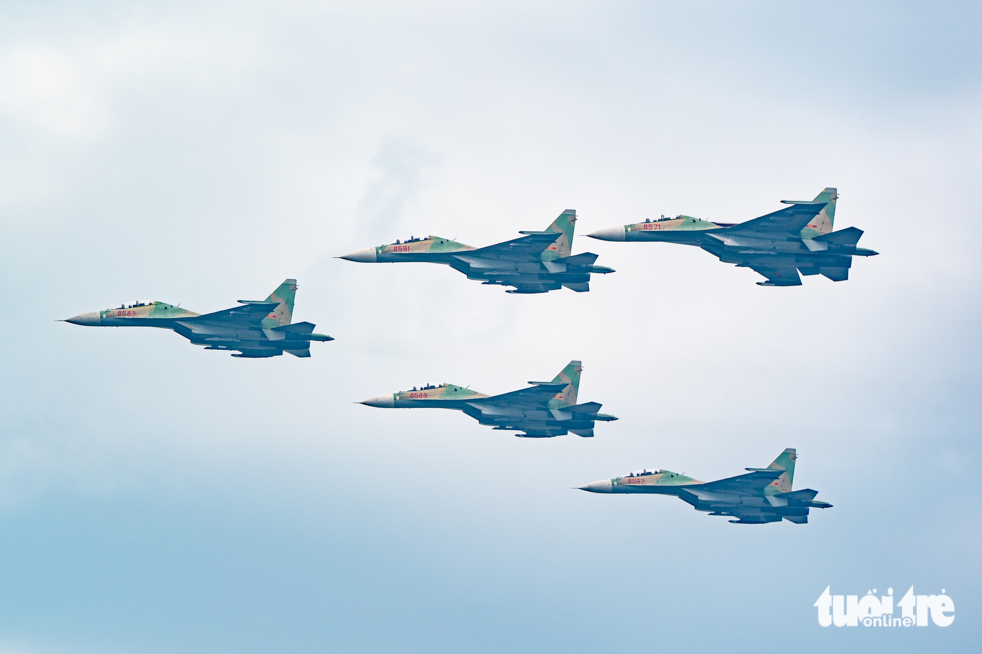 满目欣赏战斗机特技、直升机和运输机在巴亭广场上空飞行