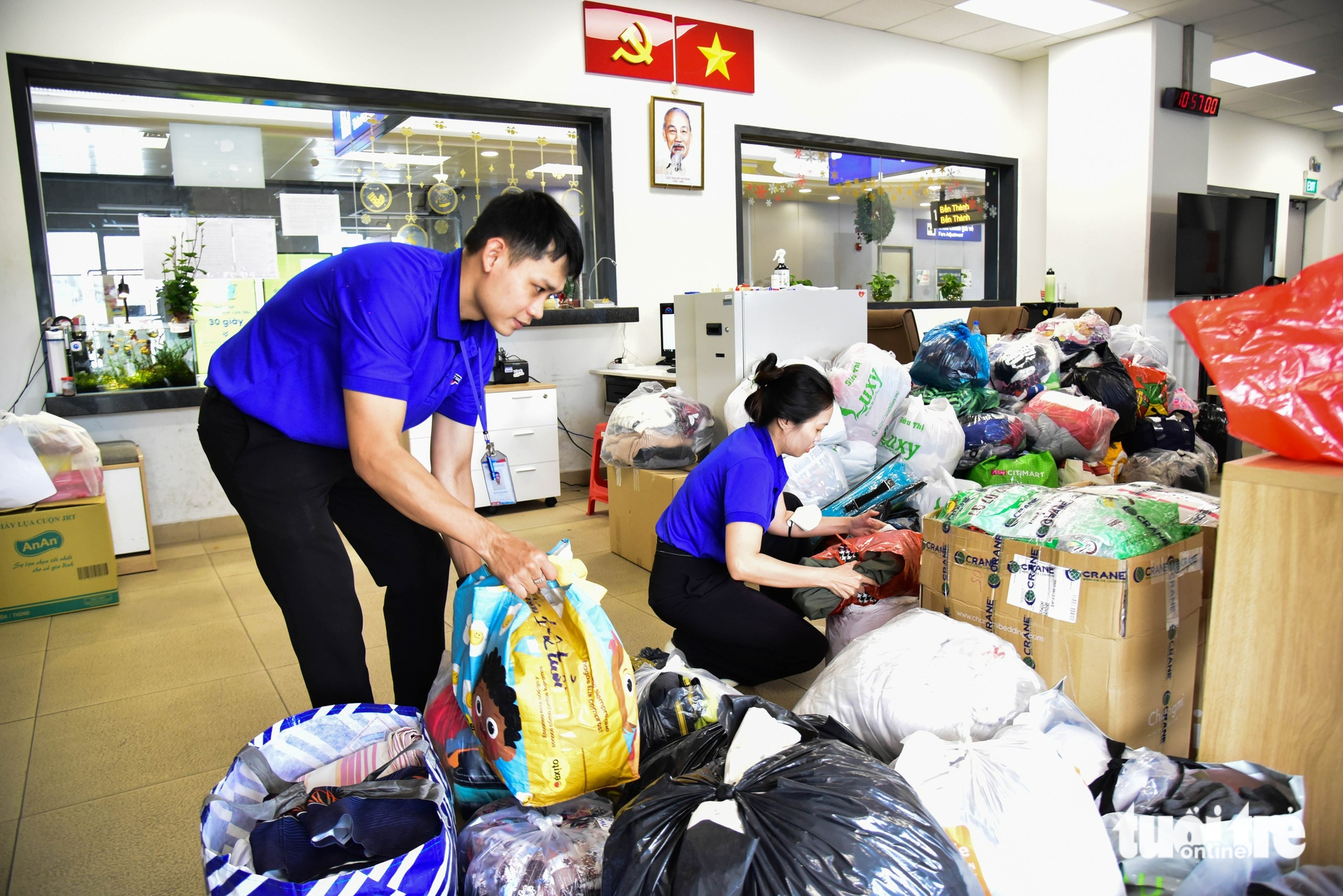 越南人与外国人携手'传递爱心'给洪水灾区同胞