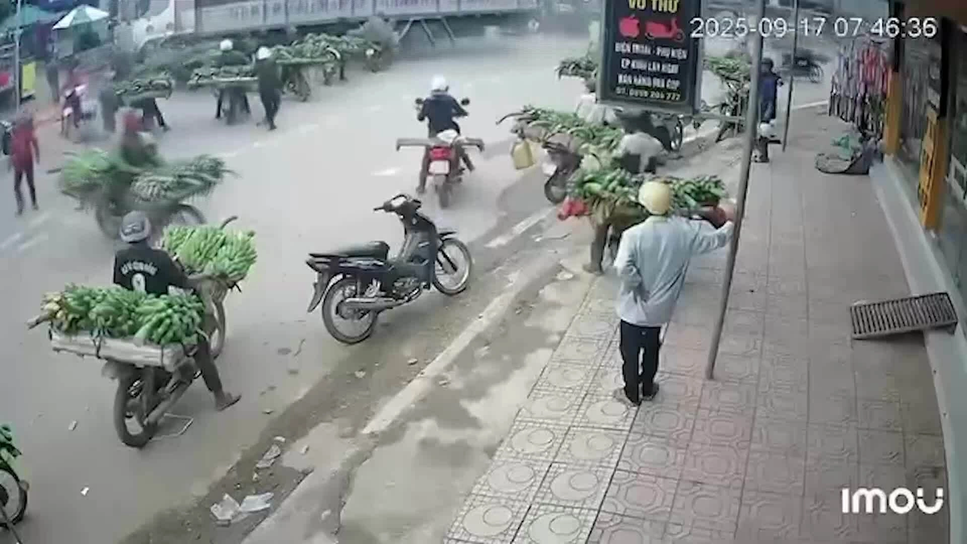 卡车冲入市场，三人死亡