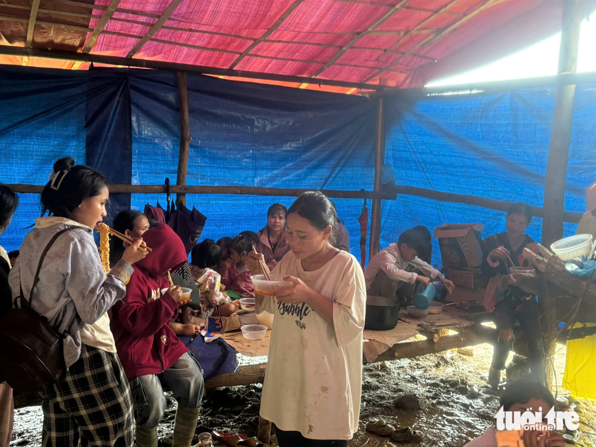 山体滑坡后，数百名茶灵居民尚未回家，又因13号台风而疏散