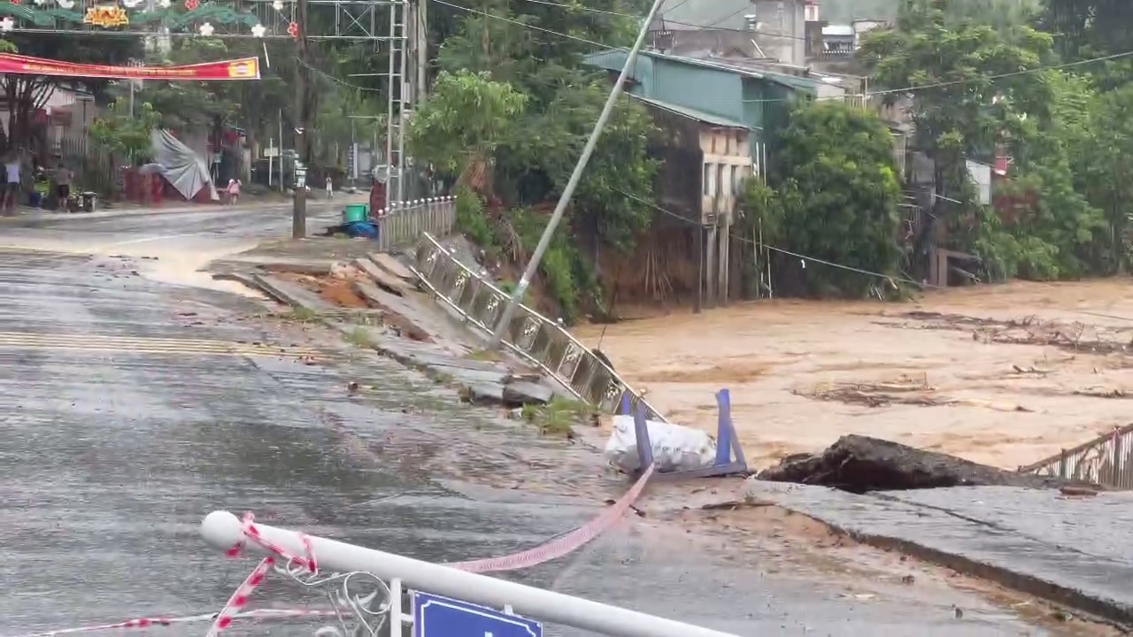 暴雨洪水因台风摧毁了清化省16号国道上桥的道路