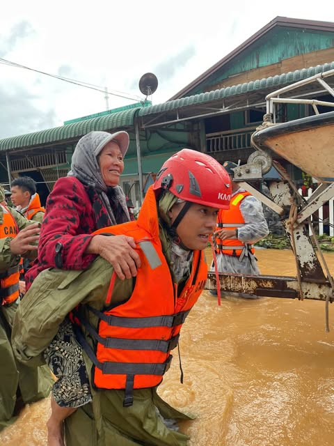 看着洪水区的乡亲们，心如火烧，'太心疼了，同胞们啊！'
