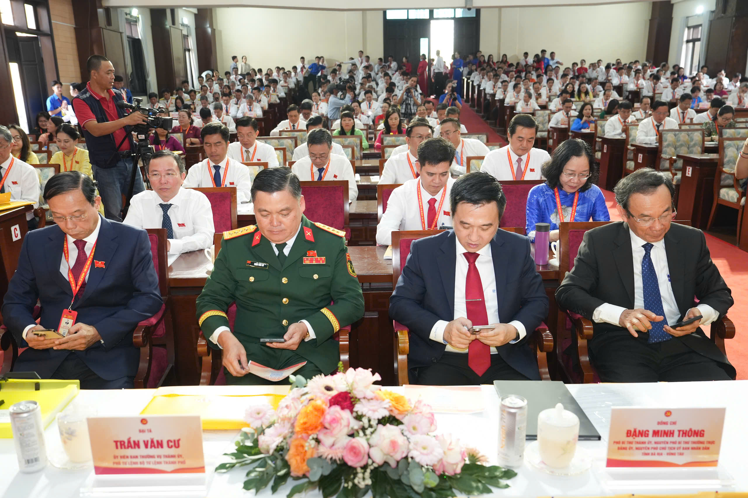 胡志明市人民委员会党部代表捐款近100亿越南盾支持受灾同胞