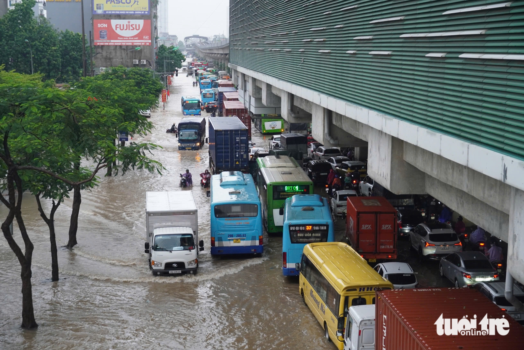 河内第五号台风整夜大雨，多条道路深积水，交通瘫痪