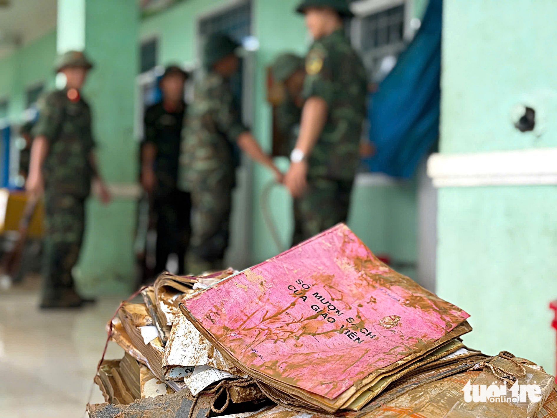 洪灾中心等待重建的悲伤地区