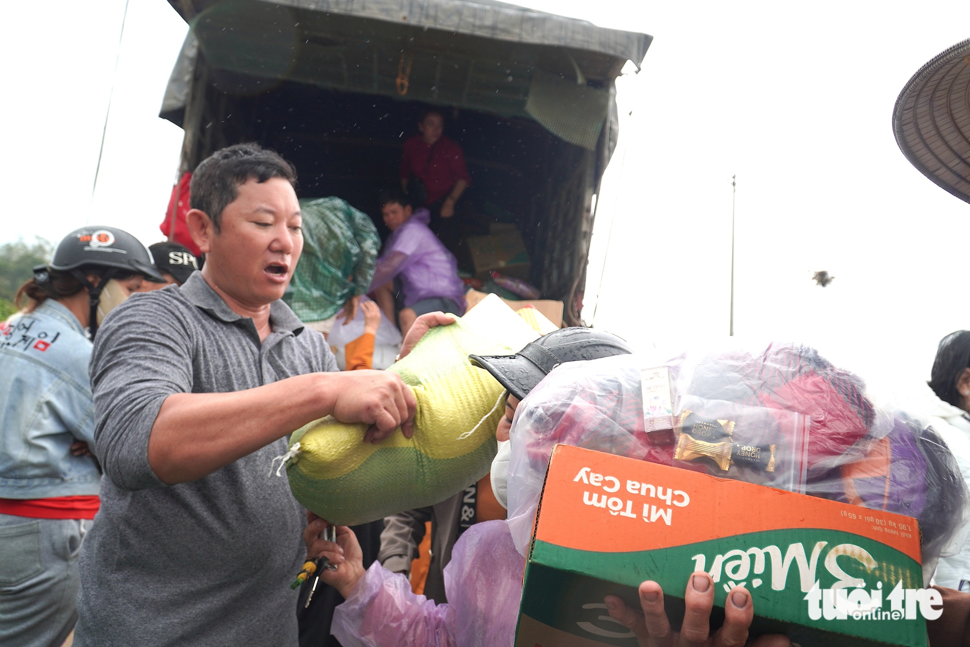 救援物资堵塞富安省洪水中心乡村道路