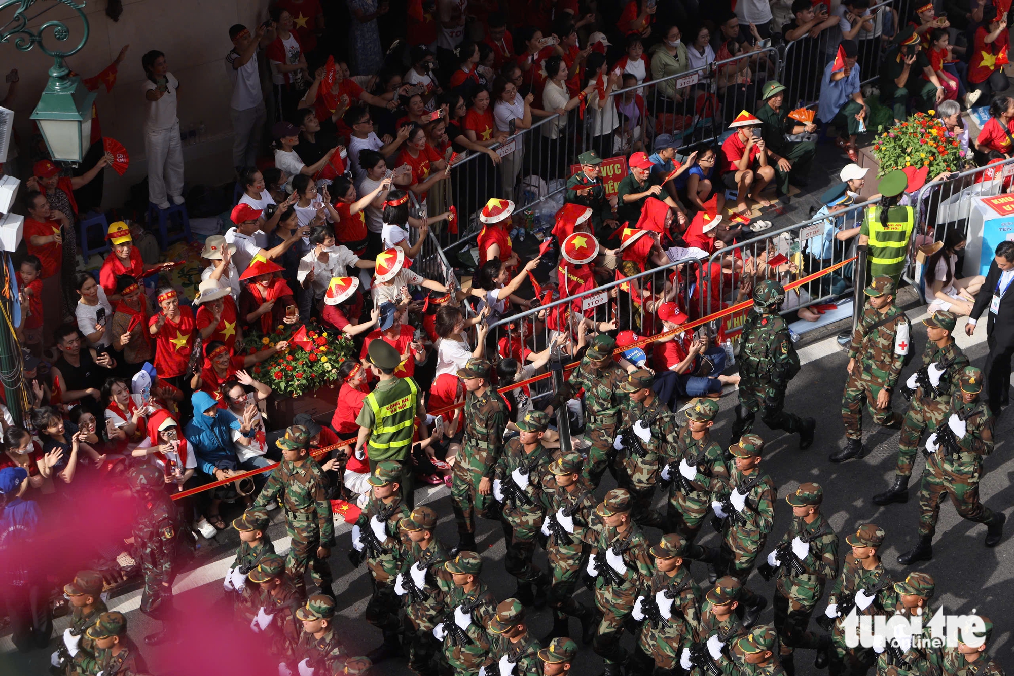 阅兵队伍在人民的欢呼声中行进