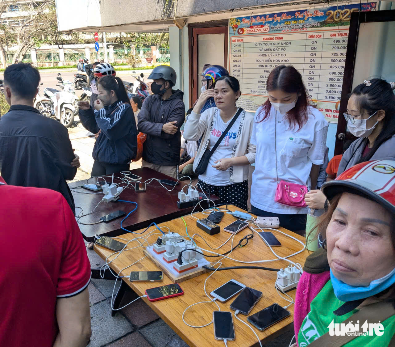 台风过后，归仁市民蜂拥至酒店借用手机充电