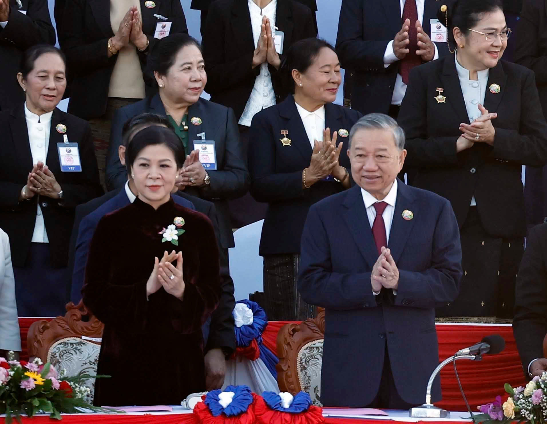 总书记苏林出席老挝国庆50周年阅兵仪式