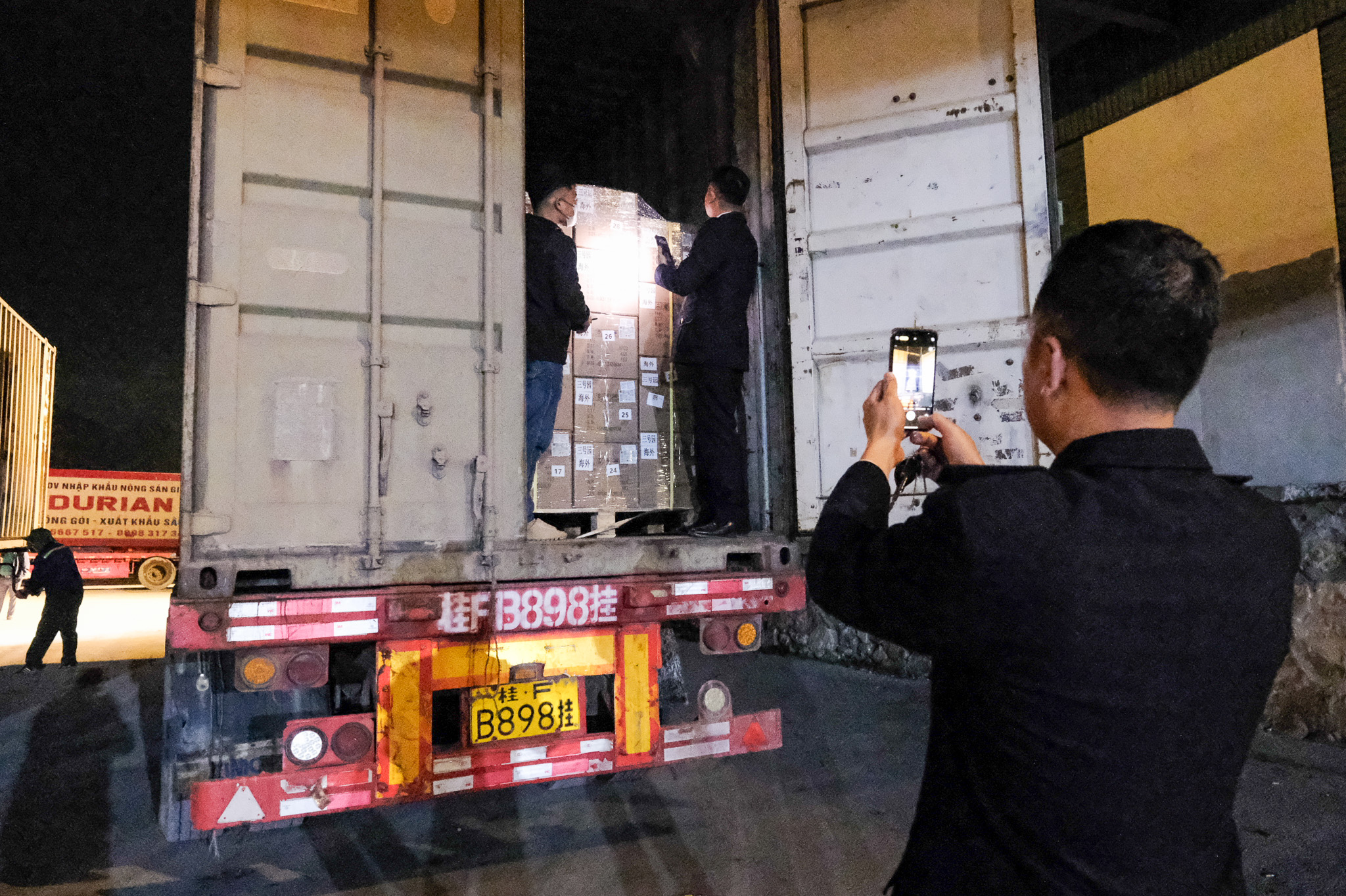 首次无人驾驶电动卡车从中国进口货物到越南