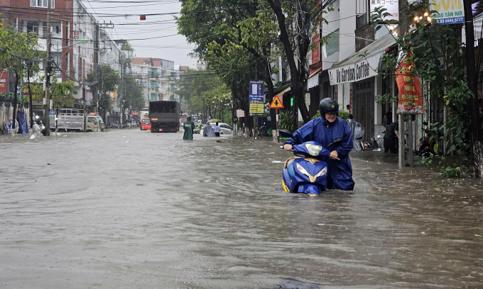 芽庄街道在大雨后深淹