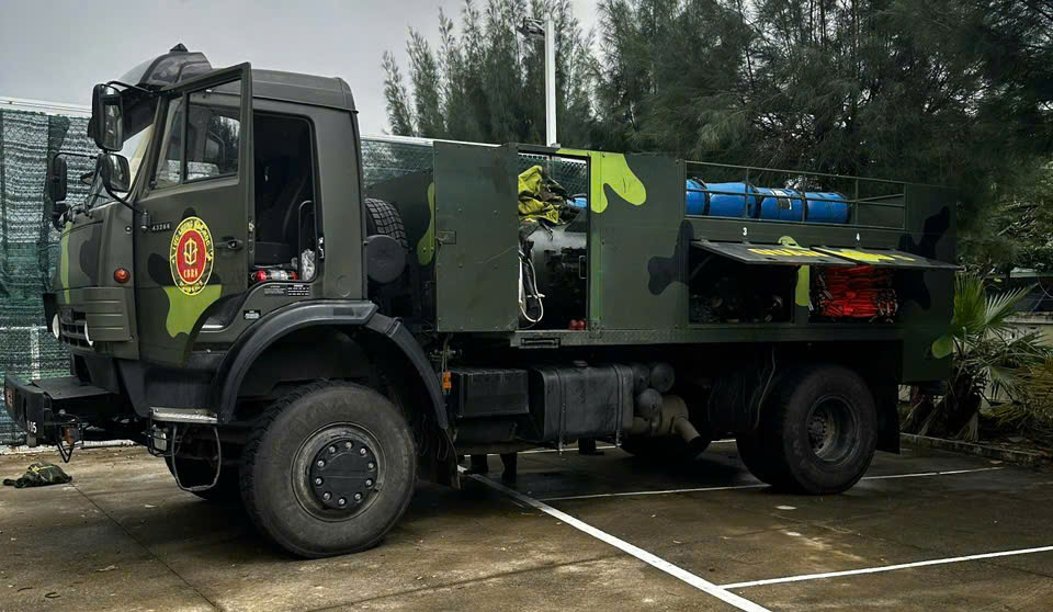 步兵清理淤泥到哪里，防化兵就带着特种车辆到那里消毒洪水区域