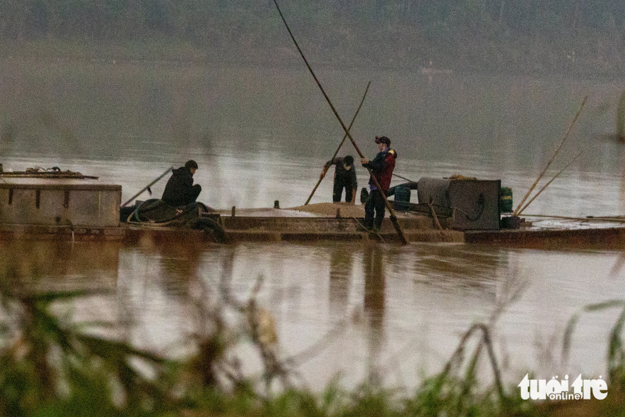 调查：石汉河上连夜非法吸沙，交易迅速进行