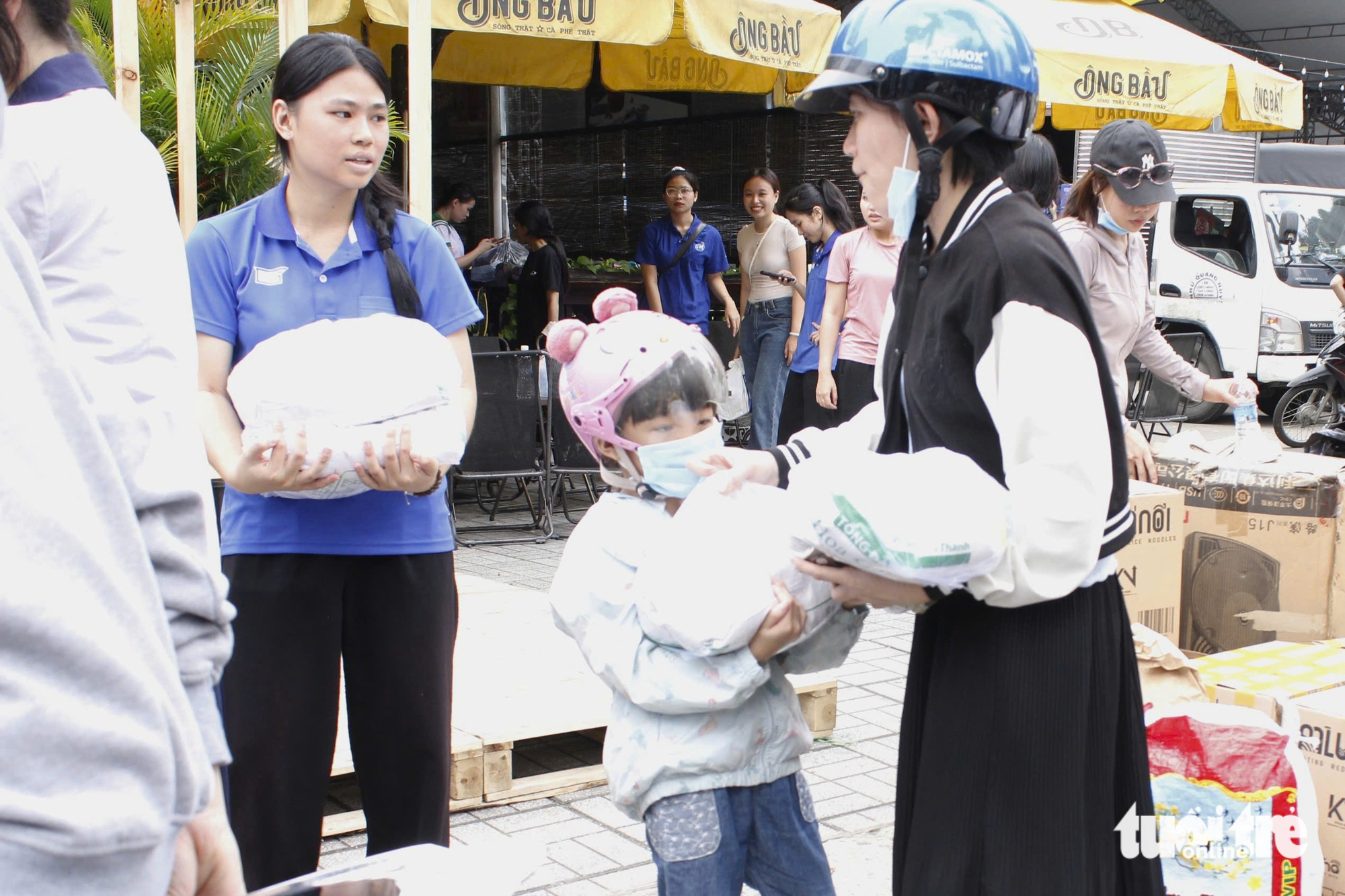 外国人卷起袖子，与胡志明市同胞一起向中部地区传递爱心