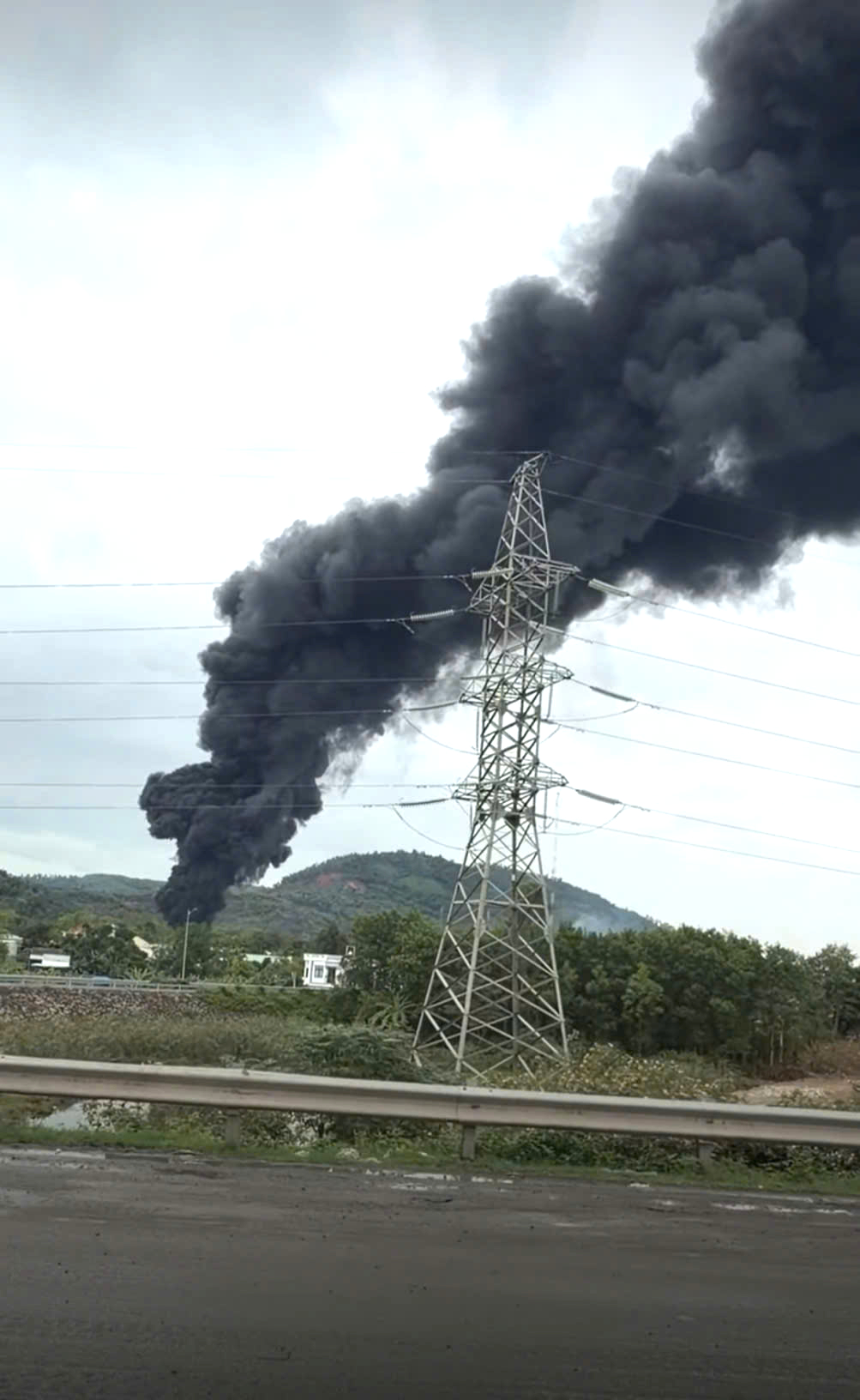 岘港沥青储存场发生猛烈火灾