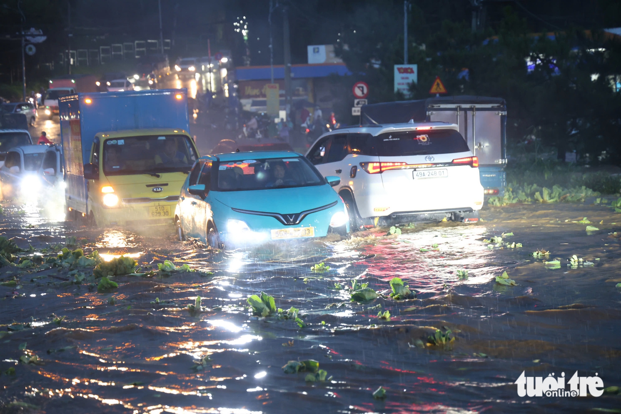 大雨后大叻深陷洪水，数百人被迫疏散