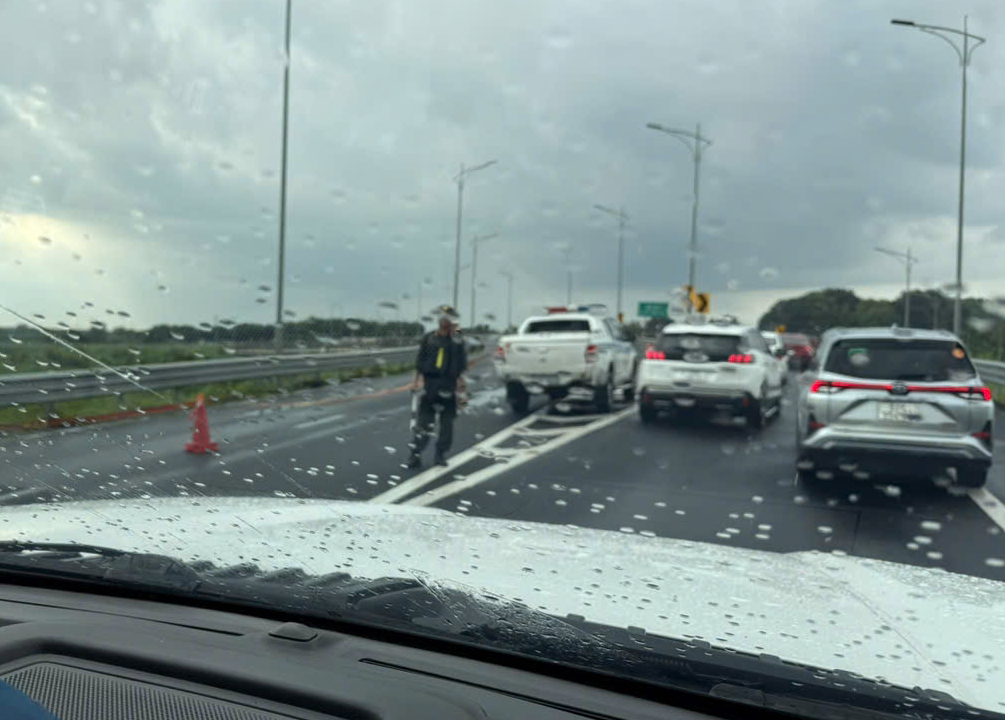 潘切-油椰高速公路严重拥堵，交警分流至国道1号