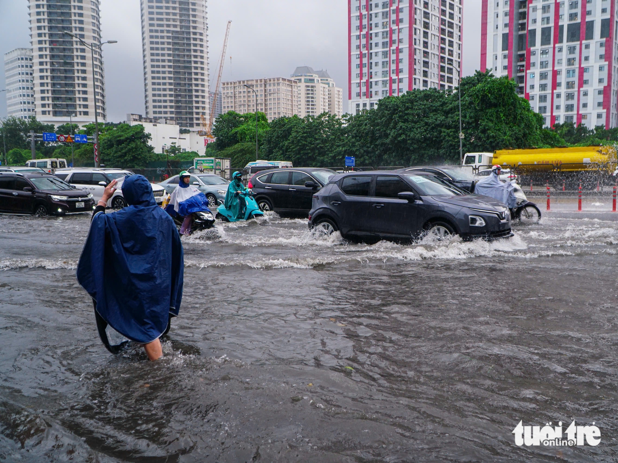 大雨持续一整天，河内街道深陷积水