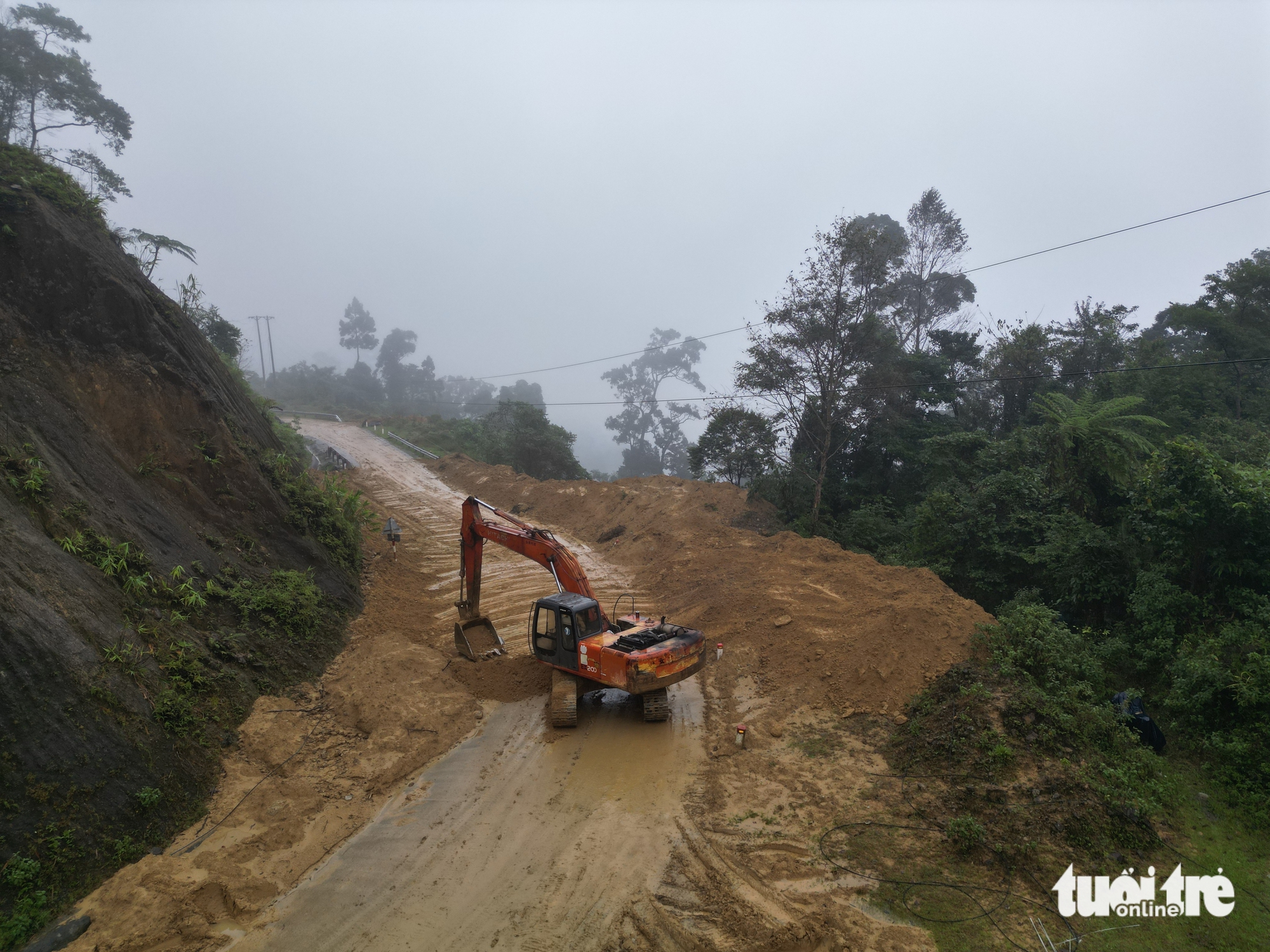 顺化关键公路上的桥梁因山体滑坡而倾斜