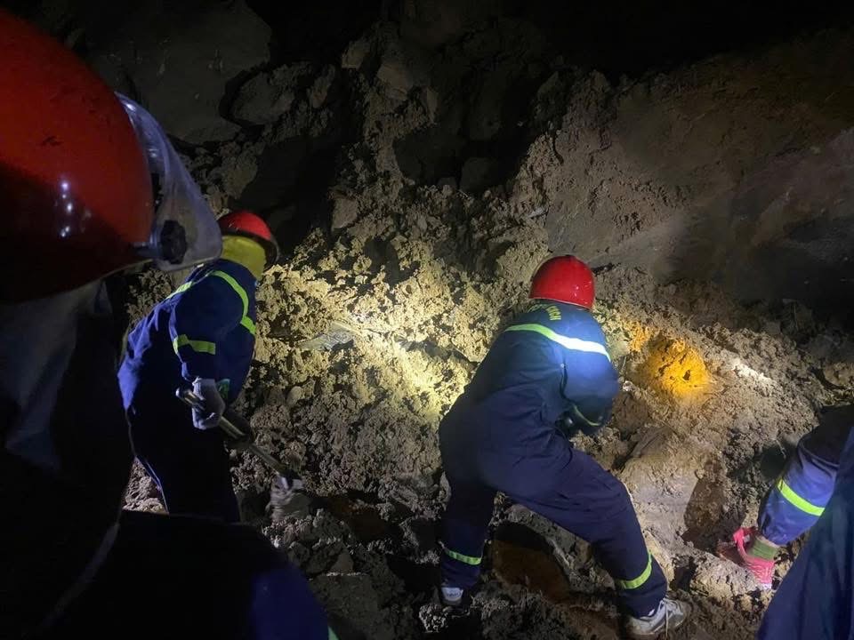 3人神秘失踪事件：在压扁的汽车中发现两具尸体