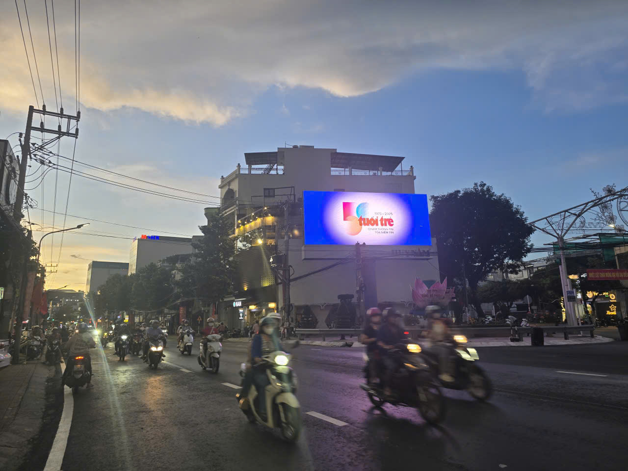 纪念《青年报》成立50周年的标志出现在西部各大路线上