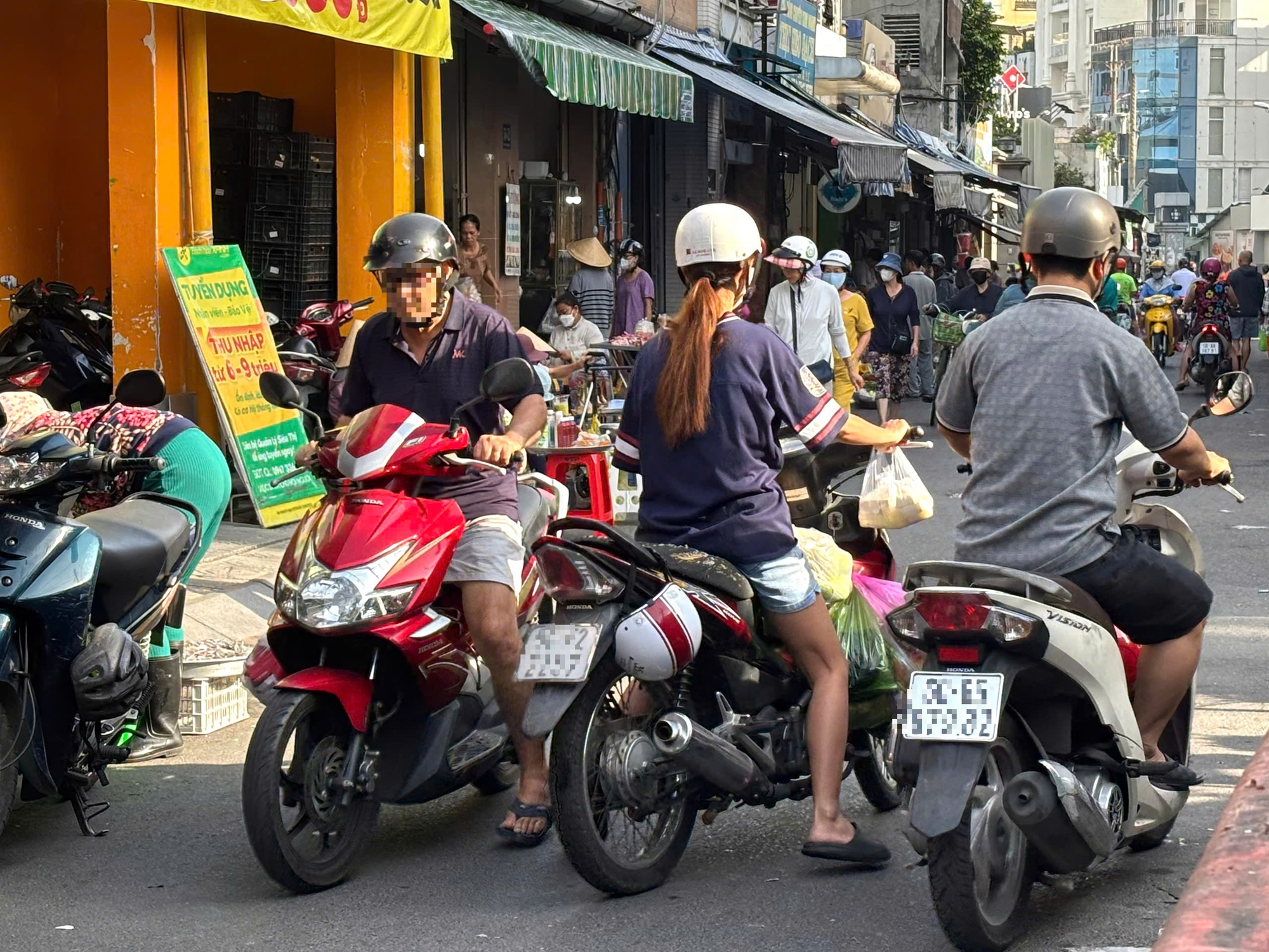 胡志明市摩托车排队逆行，多条道路成为违规者的专用车道