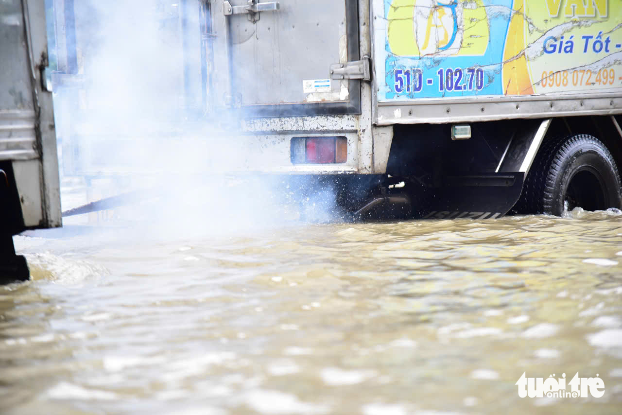 潮汐越过Thanh Đa的屏障，在Hiệp Phước淹没半辆车