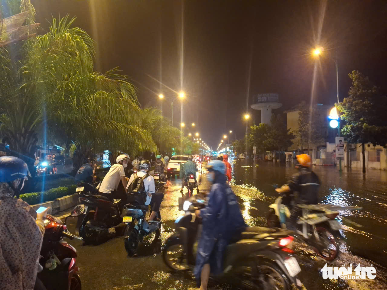 潘切市中心多条道路在大雨后严重积水