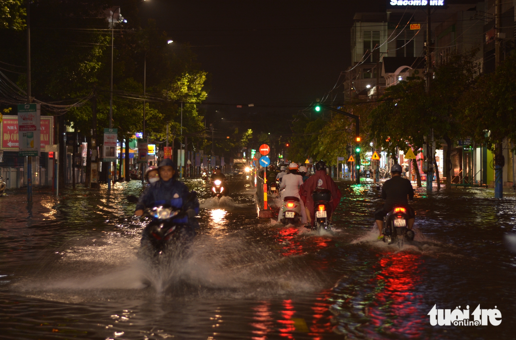 潘切市中心多条道路在大雨后严重积水