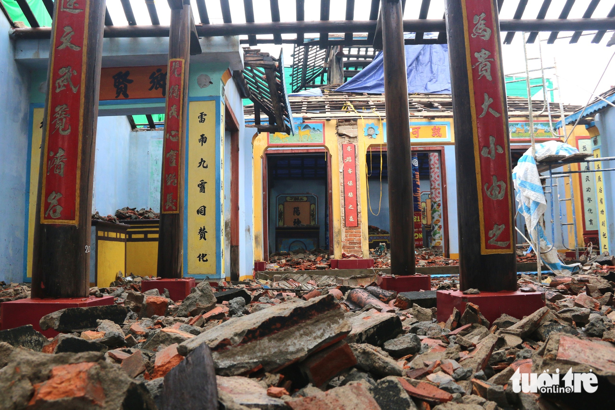 庆和省的学校在历史性洪水后一片狼藉，部队共同参与清理