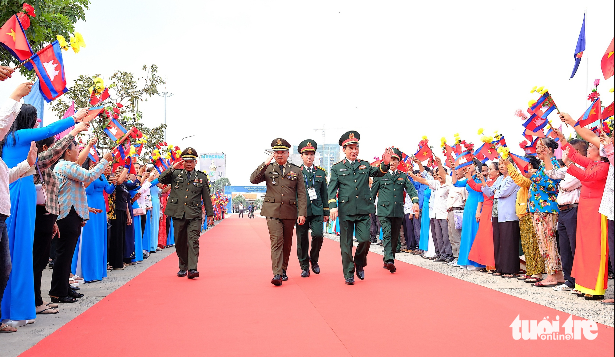 越南与柬埔寨国防部长在西宁省举行会谈