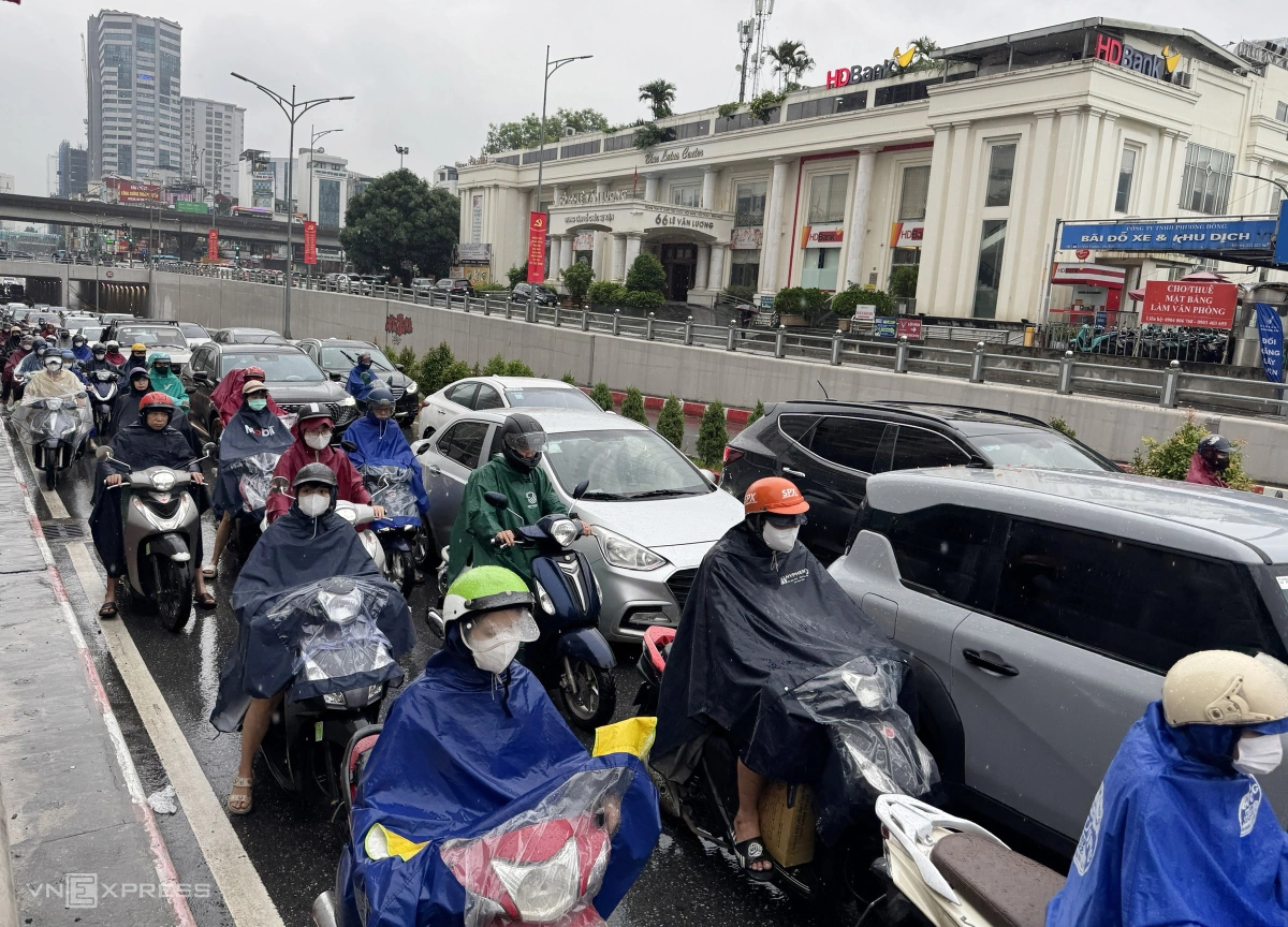 河内街道在雨中拥堵