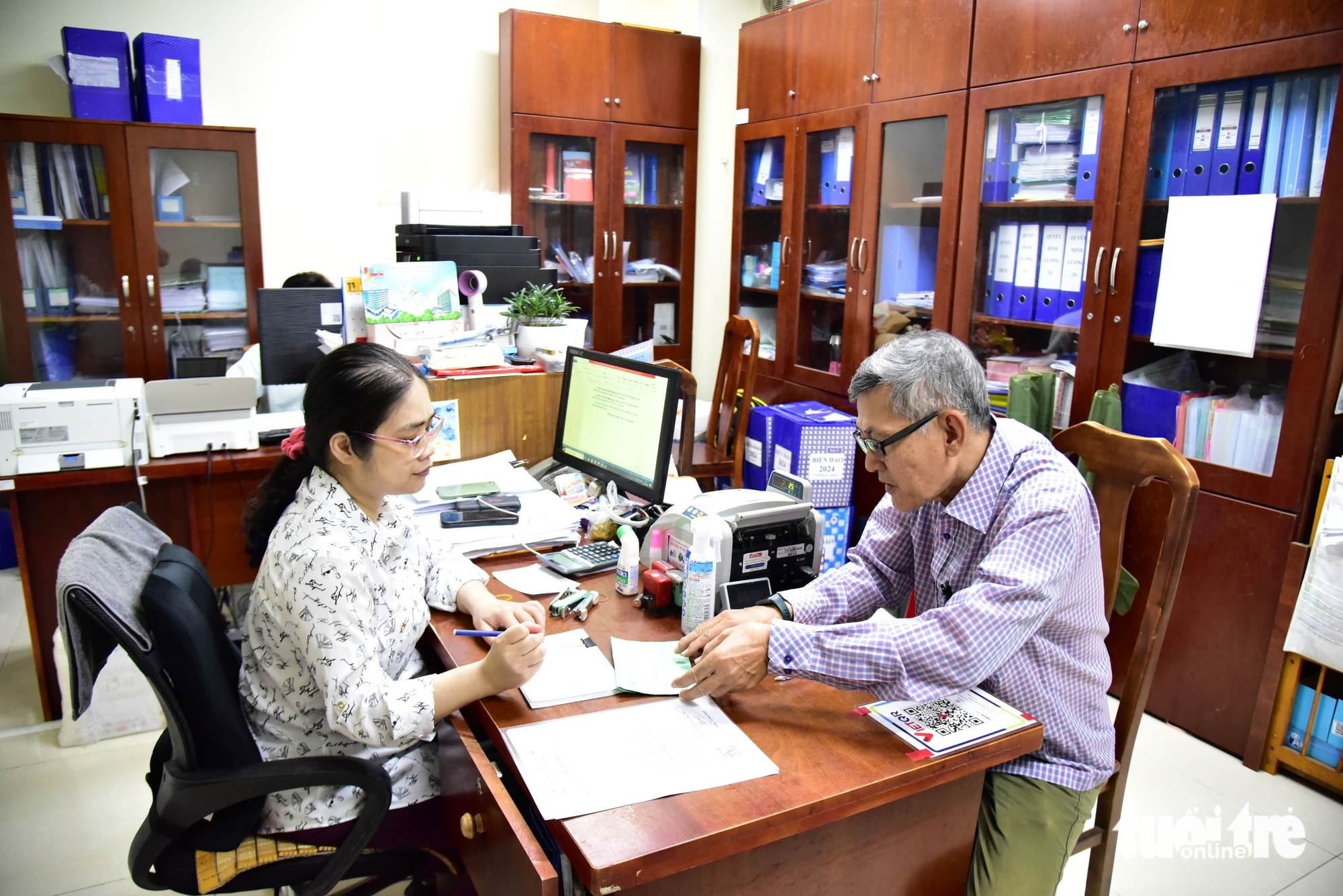 首次来越南参加朋友婚礼，游客顺路支持洪水灾民