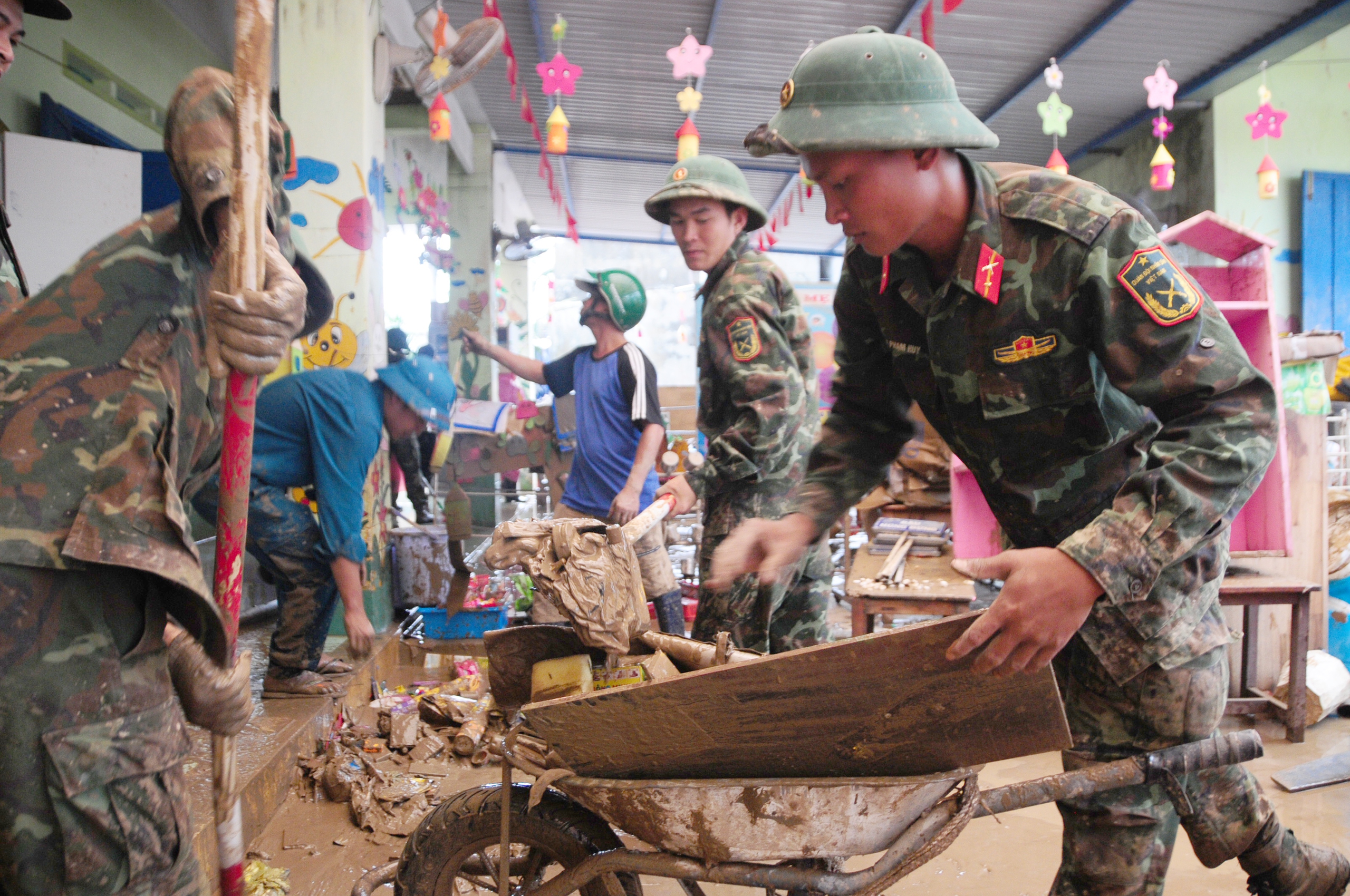 中部地区部队在一个月内两次帮助民众渡过特大洪水