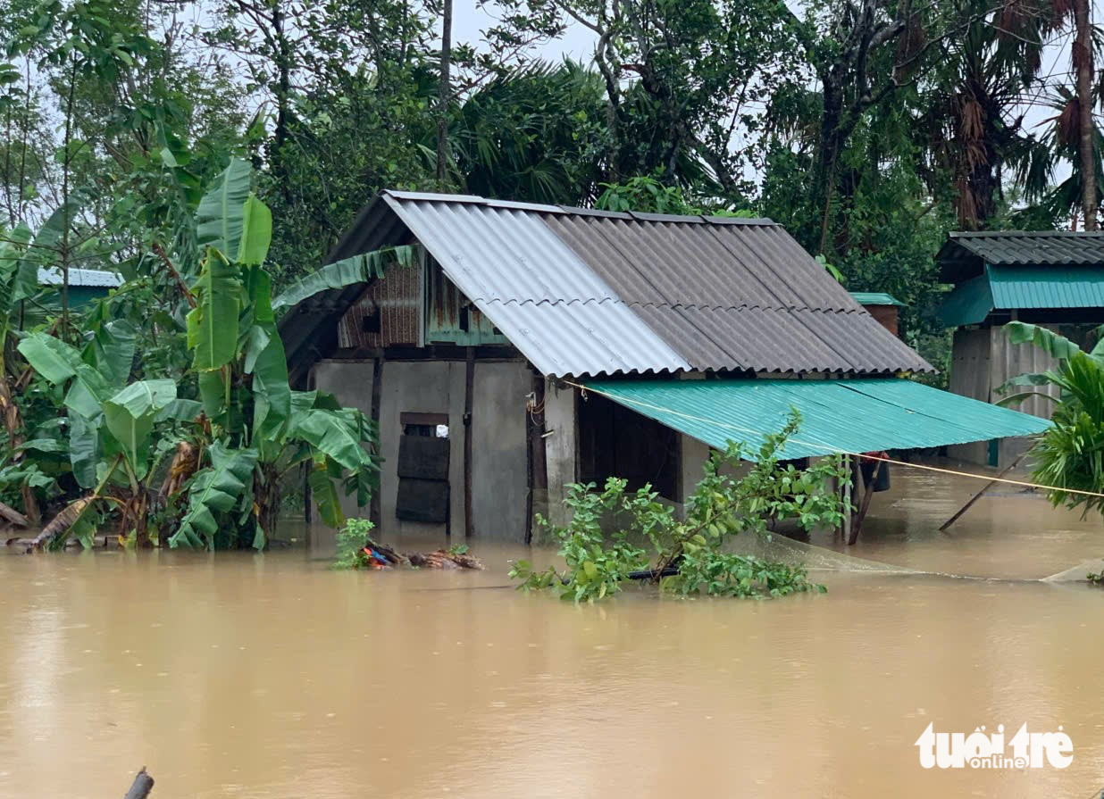河静省仍有超过18,000名学生停课，克格湖正在以300立方米/秒的流量溢流
