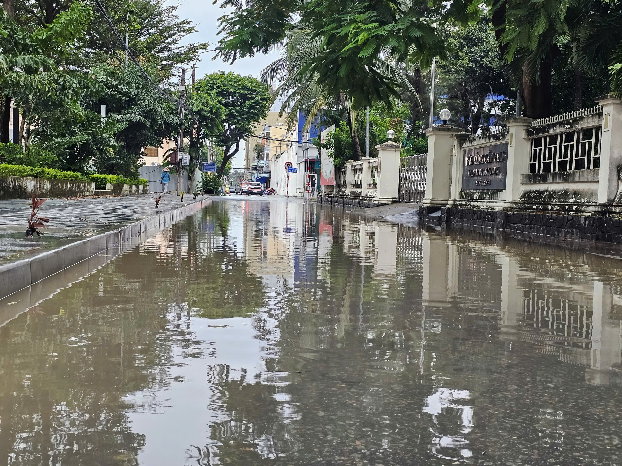 芹苴潮汐创纪录高位，多条高干道路仍被淹没