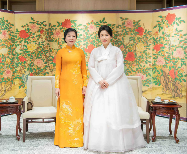 总书记苏林和夫人参加茶会，欣赏传统艺术