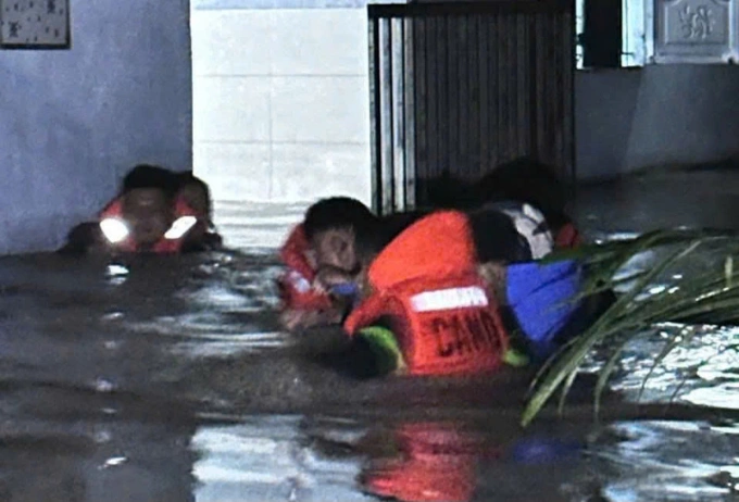 胡志明市深水淹没中救援127人