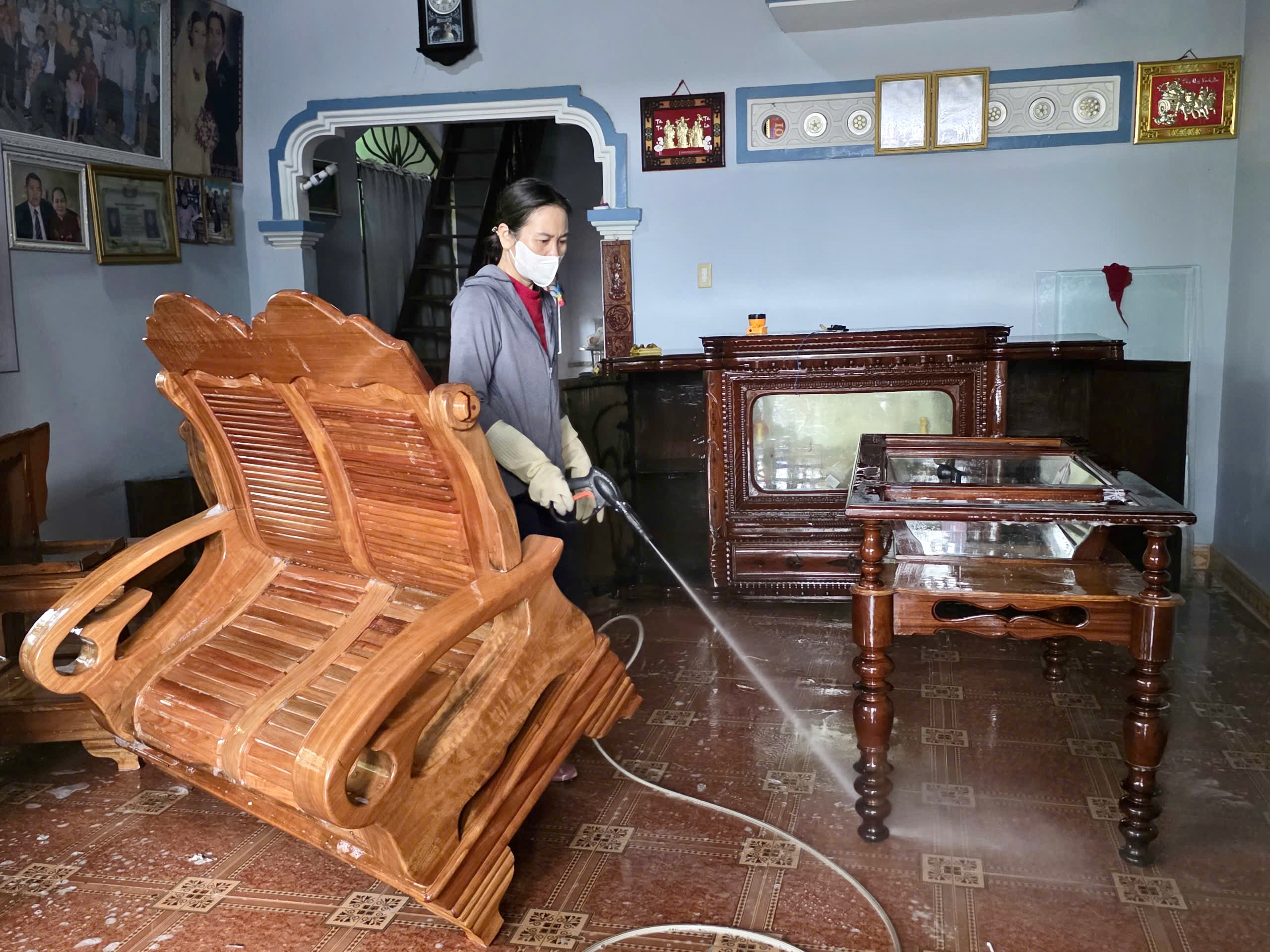 和盛乡在洪水后重新振作，民兵携手清理房屋和学校