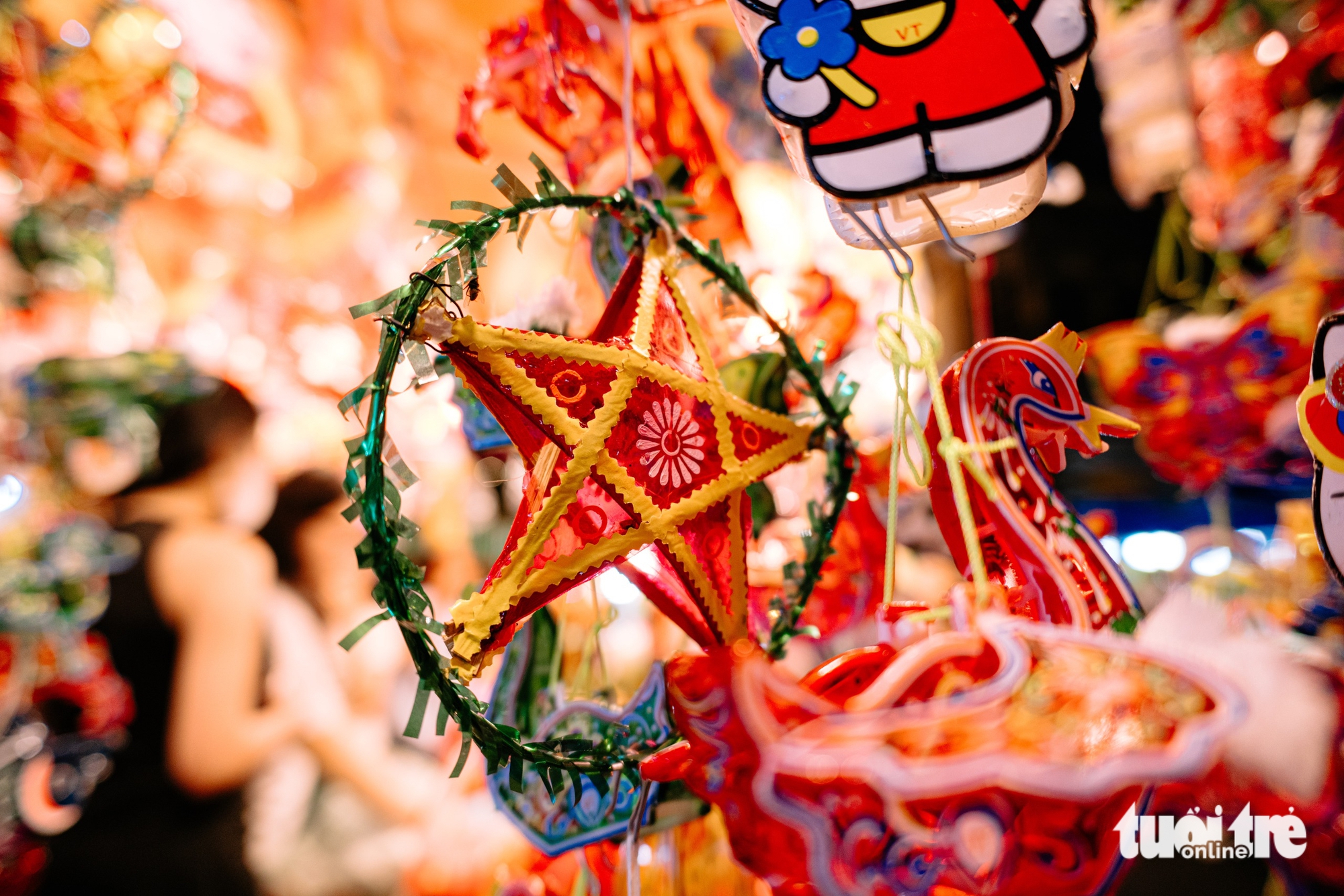 灯笼街热闹迎早中秋，年轻人和家庭踊跃打卡